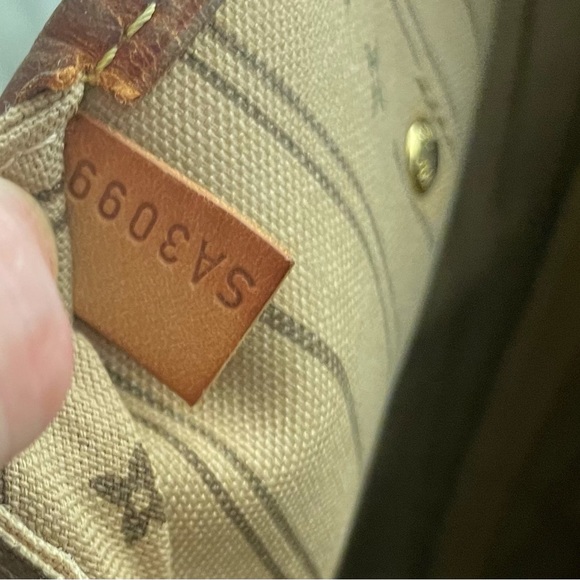 Louis Vuitton MM Neverfull - Picture 8 of 15